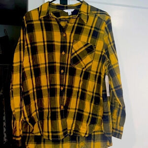 NWT Women’s Flannel Size Medium Yellow Navy Blue Lightweight Button Down Shirt